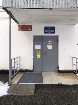 Вход в ОУ оборудован пандусом, кнопкой дистанционного вызова